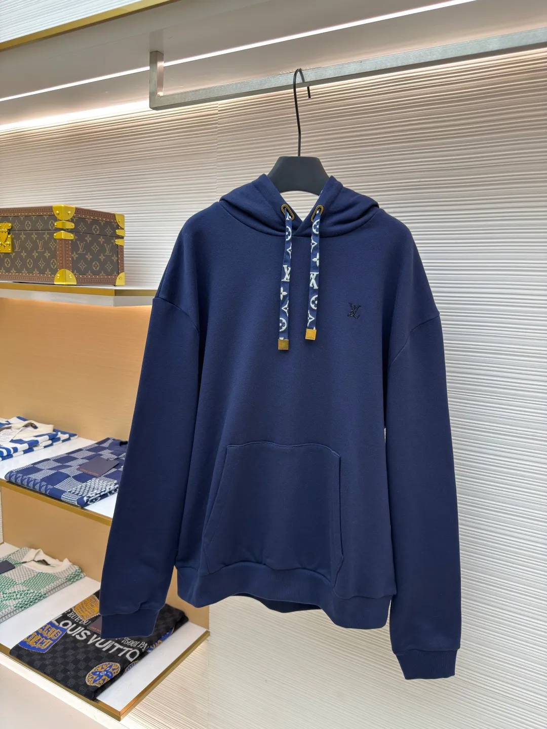 LOUIS VUITTON small logo logo hooded sweatshirt ●Authentic product: Purchased and developed for 12300 ●Item number: 1680308-A65 ●Fabric: pure cotton fabric ●Technology: jacquard production ●Version: fitted version ●Weight: about 870 grams ●Size: S-M-L-XL ●Description: Using pure cotton yarn for weaving, special weaving and finishing techniques are used. In addition, the production process of scale base fabric is relatively complicated and requires multiple processes to complete. The printing process combines the bright colors of glue printing with the characteristics of high-density elastic materials, allowing the printed pattern to better adapt to the expansion and contraction of the fabric. The hot brick process refers to the technology of fixing hot diamonds on clothing fabrics through high-temperature ironing, adding a unique visual effect. Accurately mark the location of the ironing tile pattern to ensure precision when ironing. Same style for men and women!